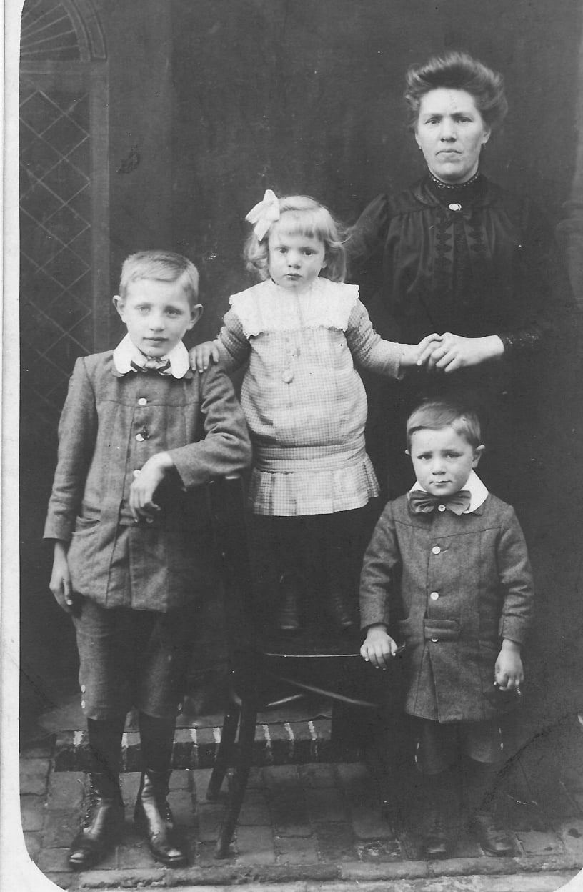 Hortensia De Letter met haar eerste drie kinderen Gustaaf, Paul en Maria De Vos die voor de oorlog werden geboren