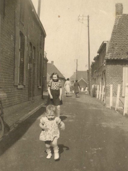 Kouterstraatje Kuurne met vooraan Lien Callens 1941 Links het winkeltje van tante Marie en nonkel Achiel